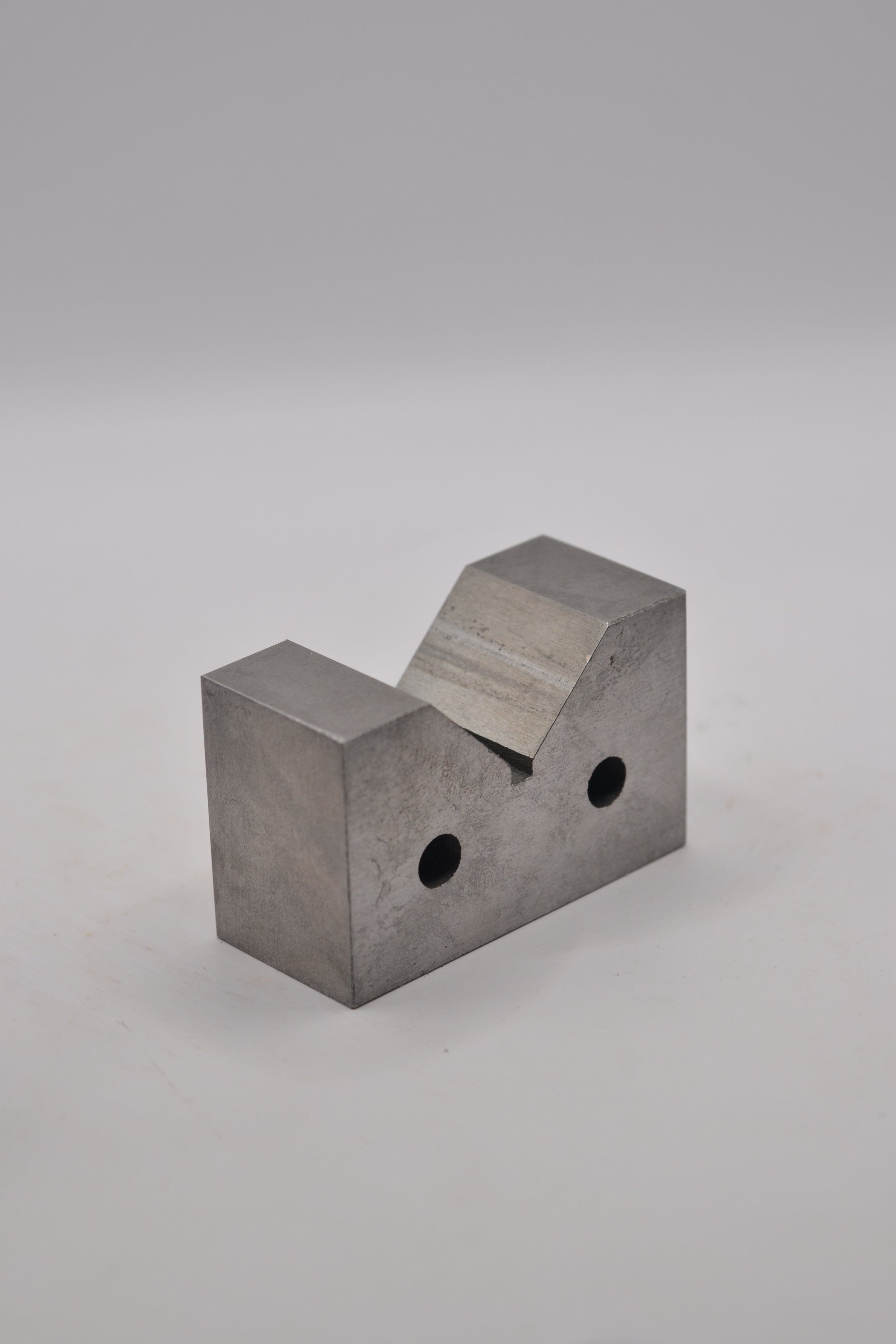 Single cast iron ring mandrel holder with 90 degree V-shaped groove.